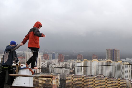 Walk on wire rigged 25 meters above ground