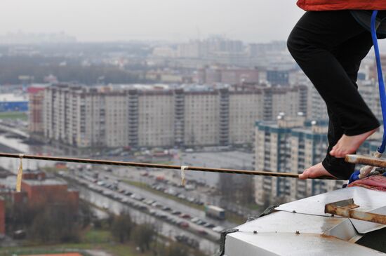 Walk on wire rigged 25 meters above ground