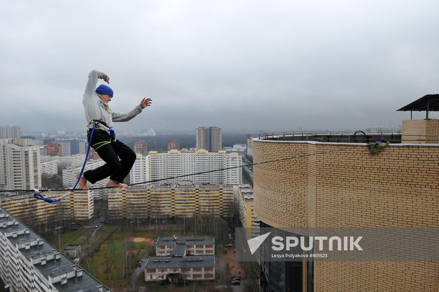 Walk on wire rigged 25 meters above ground