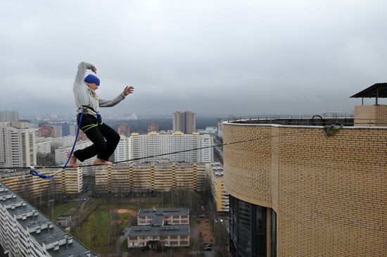 Walk on wire rigged 25 meters above ground