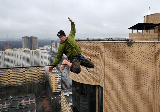 Walk on wire rigged 25 meters above ground