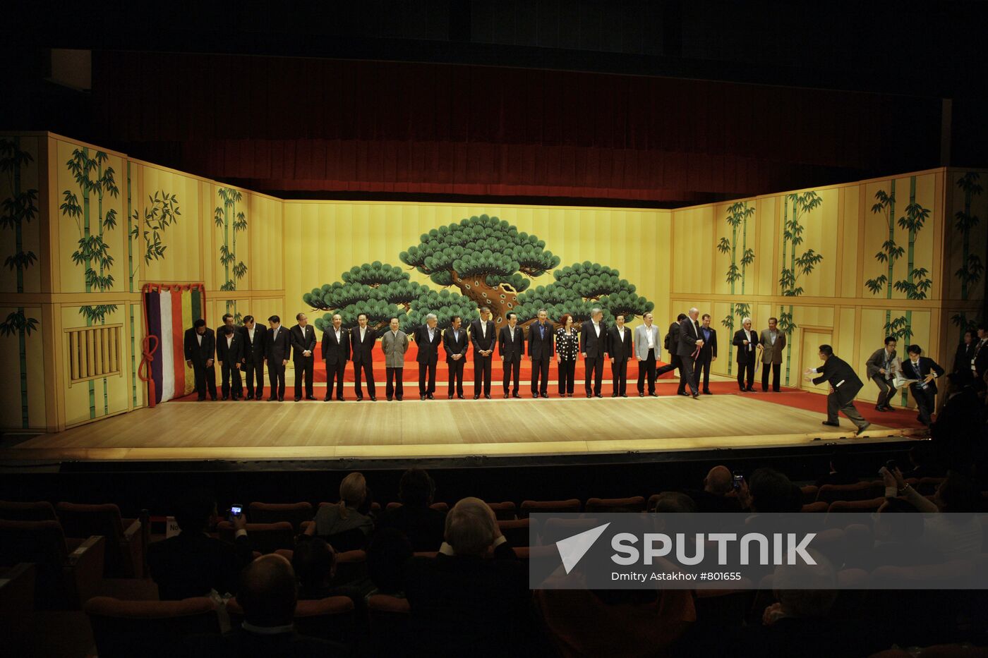 Dmitry Medvedev visits APEC summit in Japan