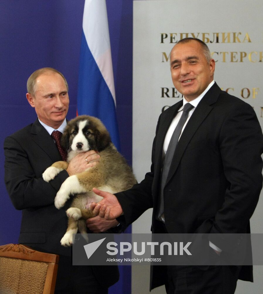 Boyko Borissov presents puppy to Vladimir Putin