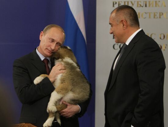 Boyko Borissov presents puppy to Vladimir Putin