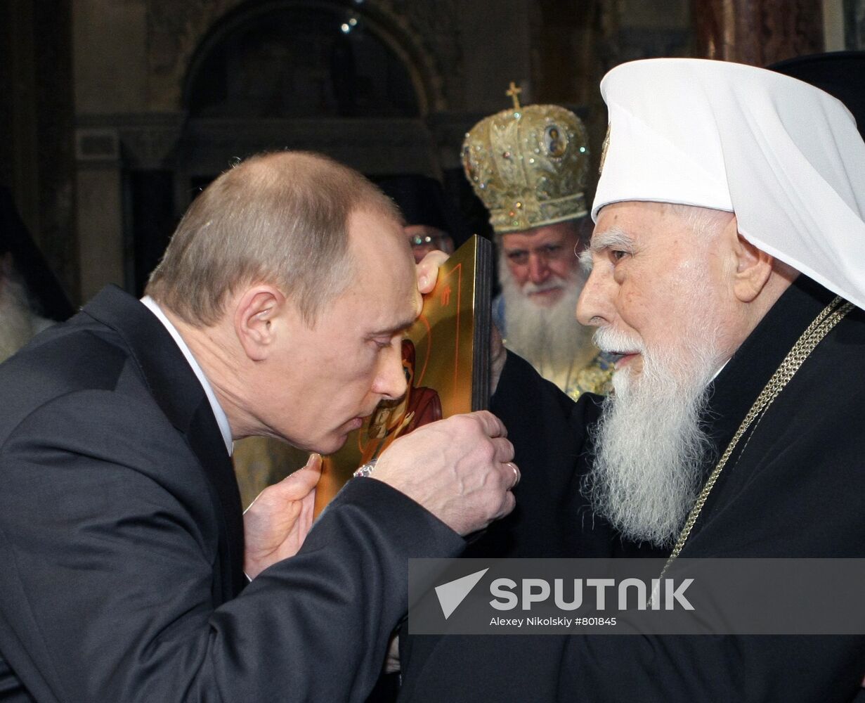 Vladimir Putin visits Alexander Nevsky Cathedral in Sofia