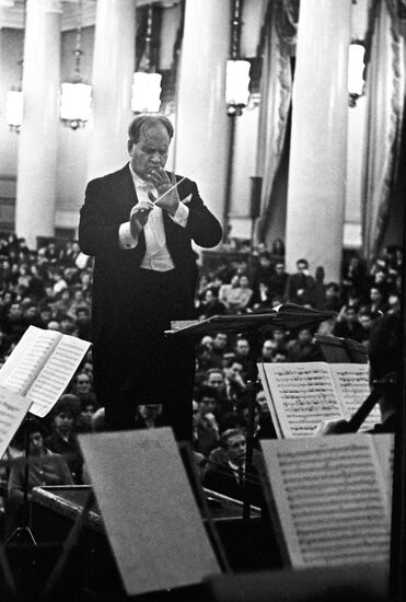 David Oistrakh directing the symphony orchestra