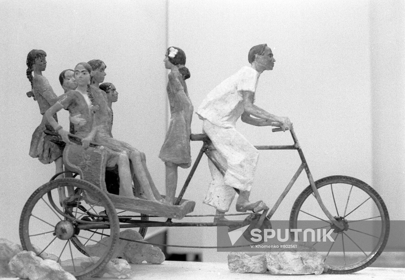 "Schoolgirl. Agra" sculpture, by D. Mitlyansky