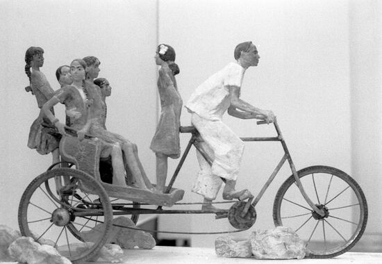 "Schoolgirl. Agra" sculpture, by D. Mitlyansky