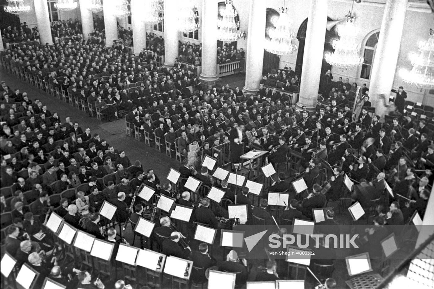 First performance of Dmitry Shostakovich's Symphony No. 7