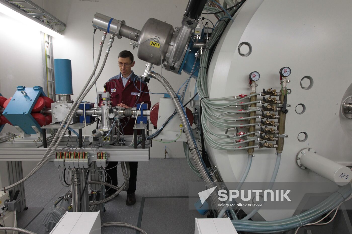 Chief engineer sets the work of cyclotron