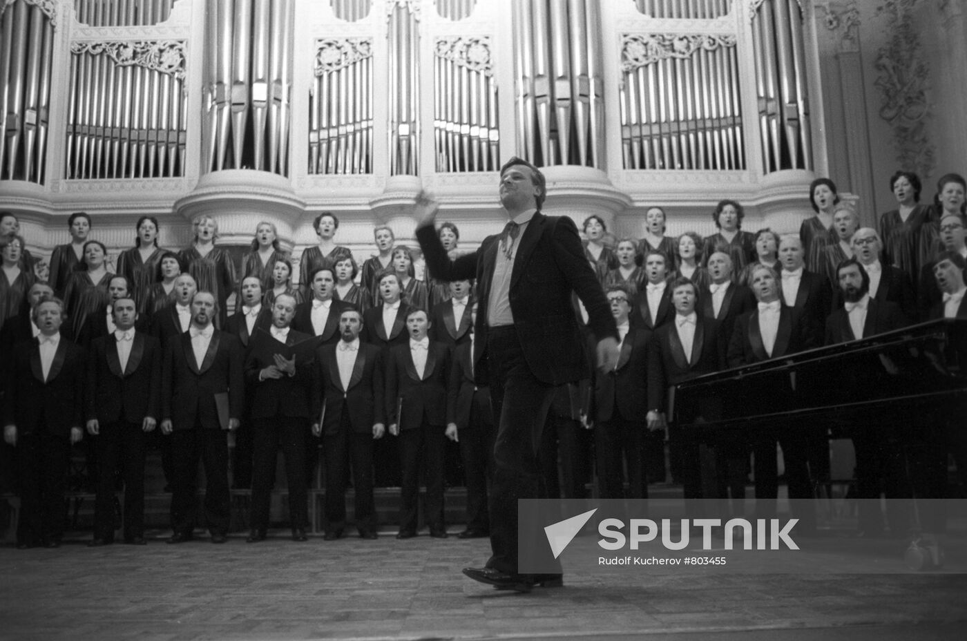 Vladislav Chernushenko and Choir of St. Petersburg