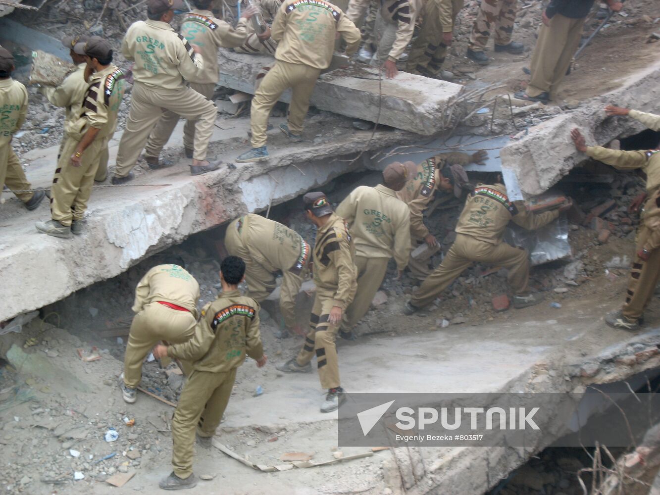 Apartment building collapses in New Delhi