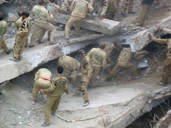 Apartment building collapses in New Delhi