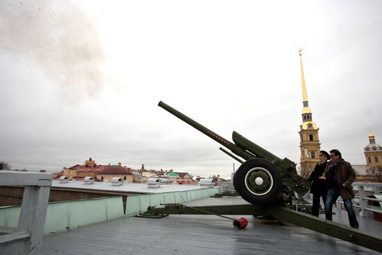 Oleg Menshikov fires a cannon at Peter and Paul Fortress