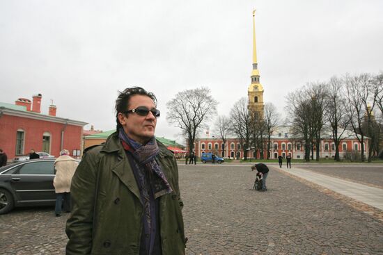 Oleg Menshikov fires a cannon at Peter and Paul Fortress