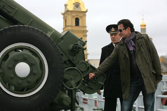 Oleg Menshikov fires a cannon at Peter and Paul Fortress