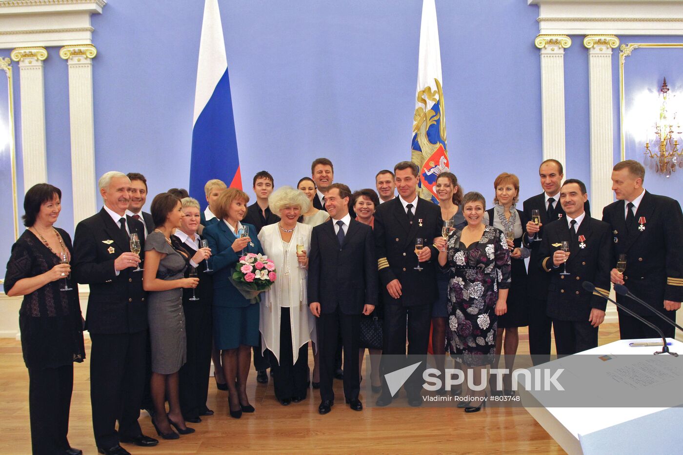 Dmitry Medvedev presents awards to the crew of Tu-154