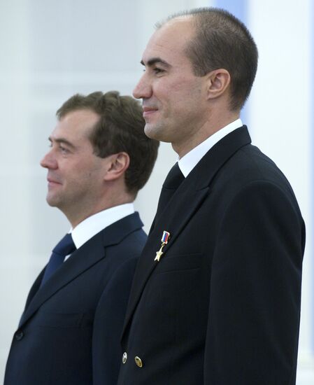 Dmitry Medvedev presents awards to the crew of Tu-154