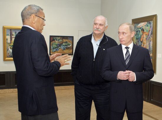 Vladimir Putin at Pyotr Konchalovsky exhibition