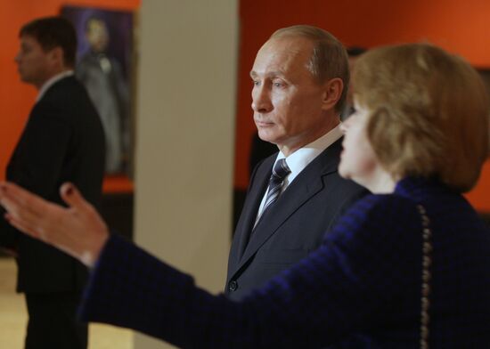 Vladimir Putin at Pyotr Konchalovsky exhibition
