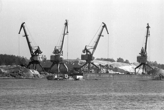 Construction operations on the bank of the Volga River