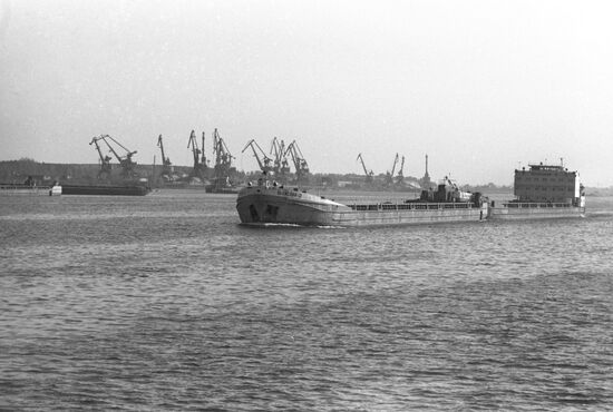 A dry-cargo ship on the Volga River