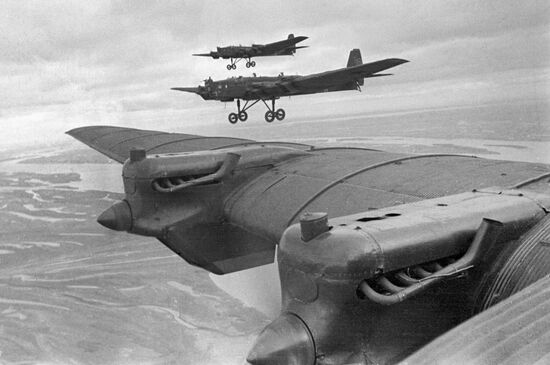 Far Eastern Red Army heavy bombers over the Amur