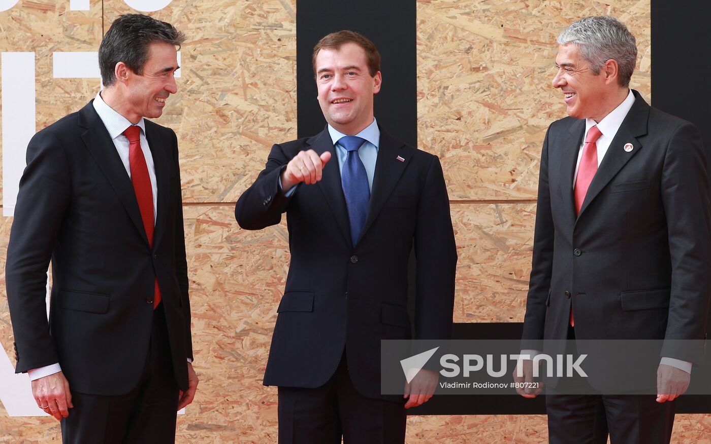 President Medvedev arrives in Lisbon for Russia-NATO summit