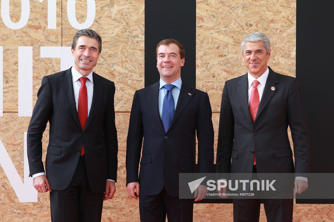 President Medvedev arrives in Lisbon for Russia-NATO summit