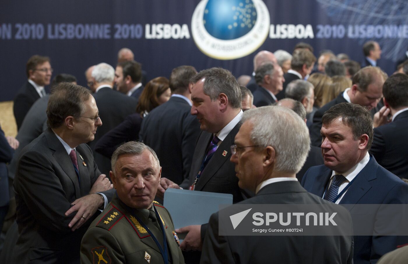 President Medvedev arrives in Lisbon for Russia-NATO summit