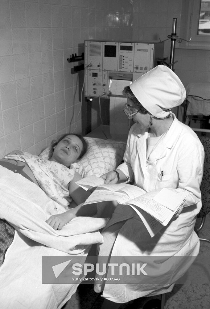 Examining an expectant mother at City hospital No.8