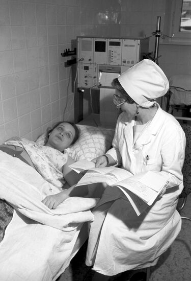 Examining an expectant mother at City hospital No.8