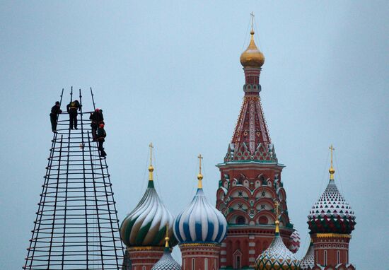 Staff mount a New Year's tree on Red Square