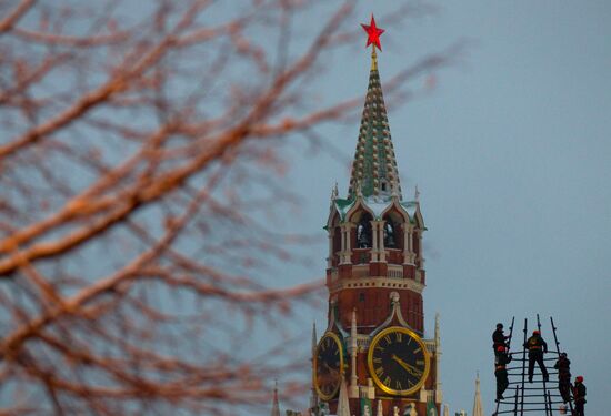Staff mount a New Year's tree on Red Square