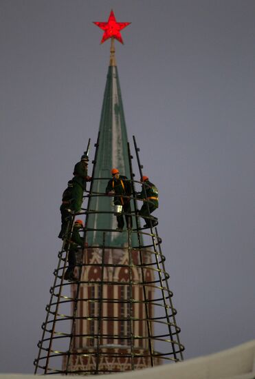 Staff mount a New Year's tree on Red Square