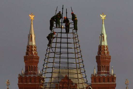 Staff mount a New Year's tree on Red Square