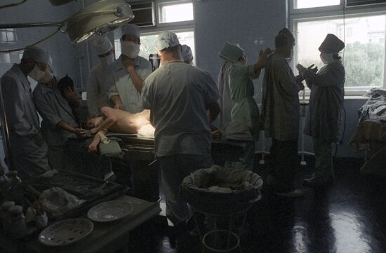 Vakhtang Nemsadze performing surgery
