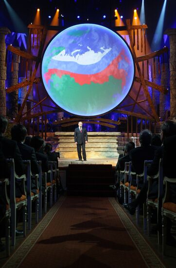 Vladimir Putin present at concert dedicated to Tiger Forum