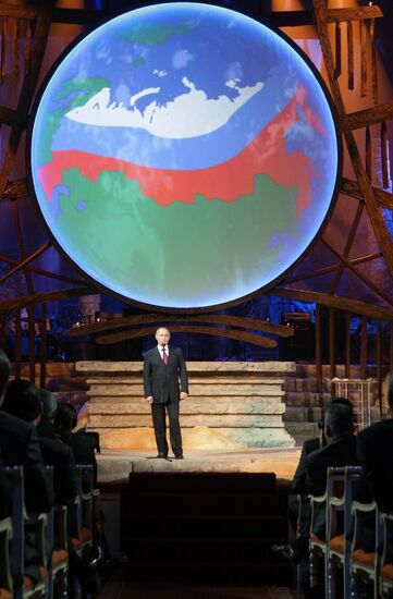 Vladimir Putin present at concert dedicated to Tiger Forum