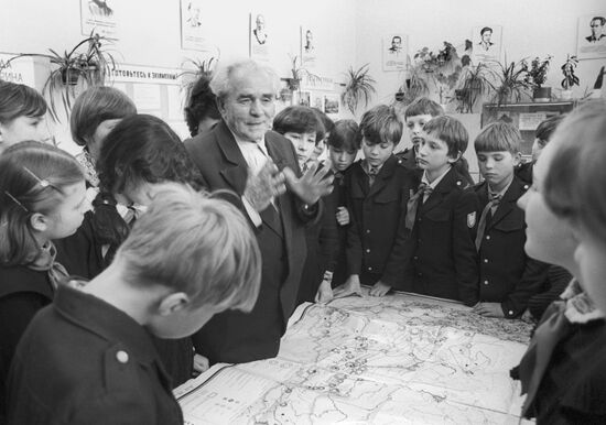 Schoolchildren meeting with CPSU veteran