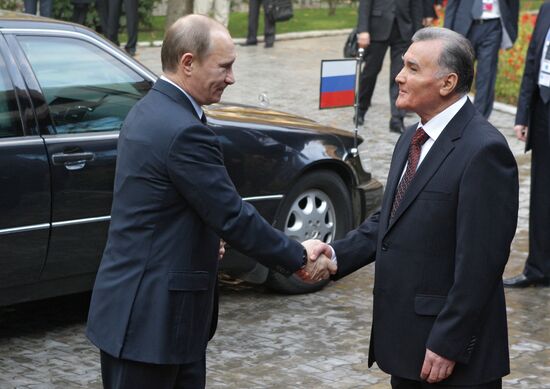 Putin meets with Enomali Rahmon