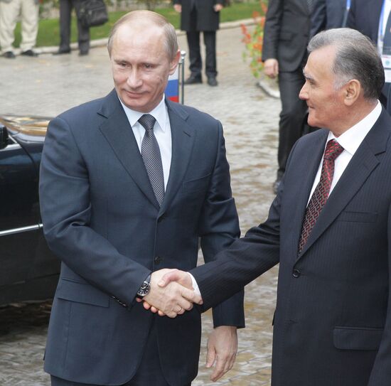 Putin meets with Enomali Rahmon