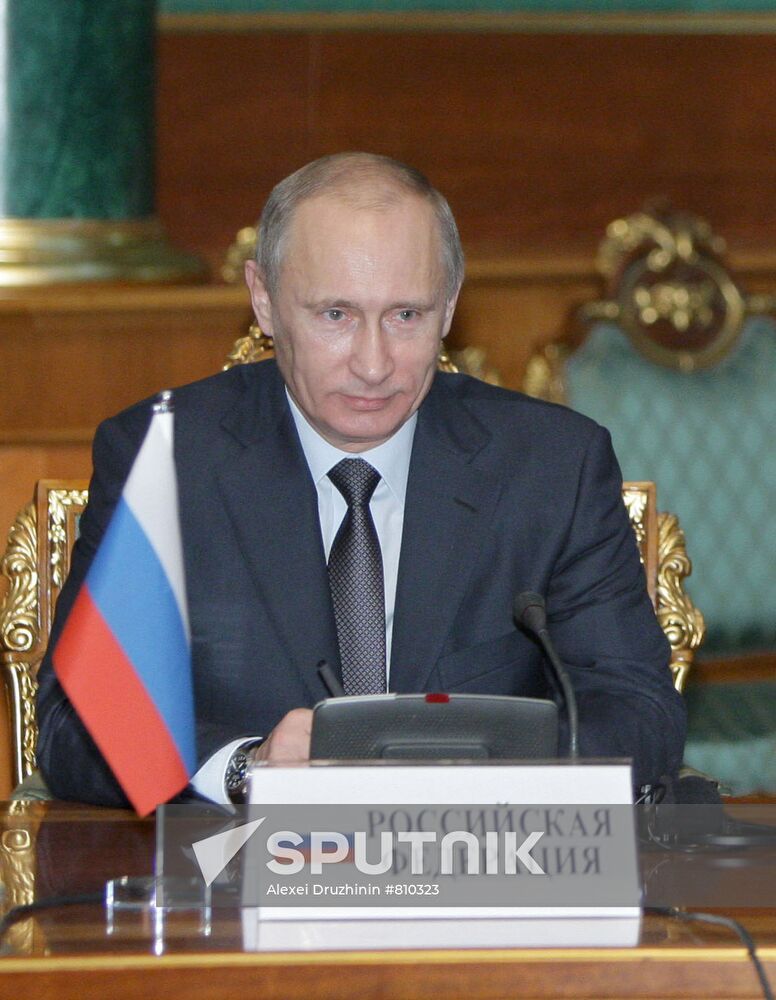 Vladimir Putin meets with Enomali Rahmon