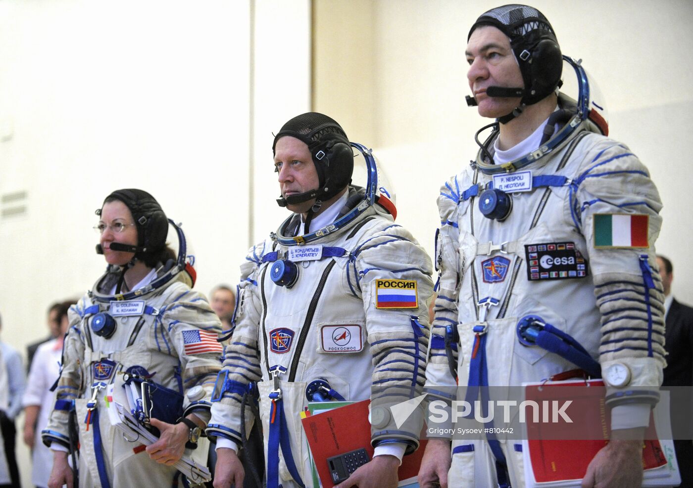 Crews of ISS Expeditions 26 and 27 in training