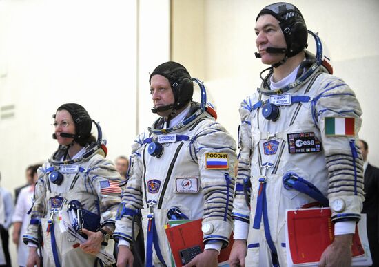 Crews of ISS Expeditions 26 and 27 in training