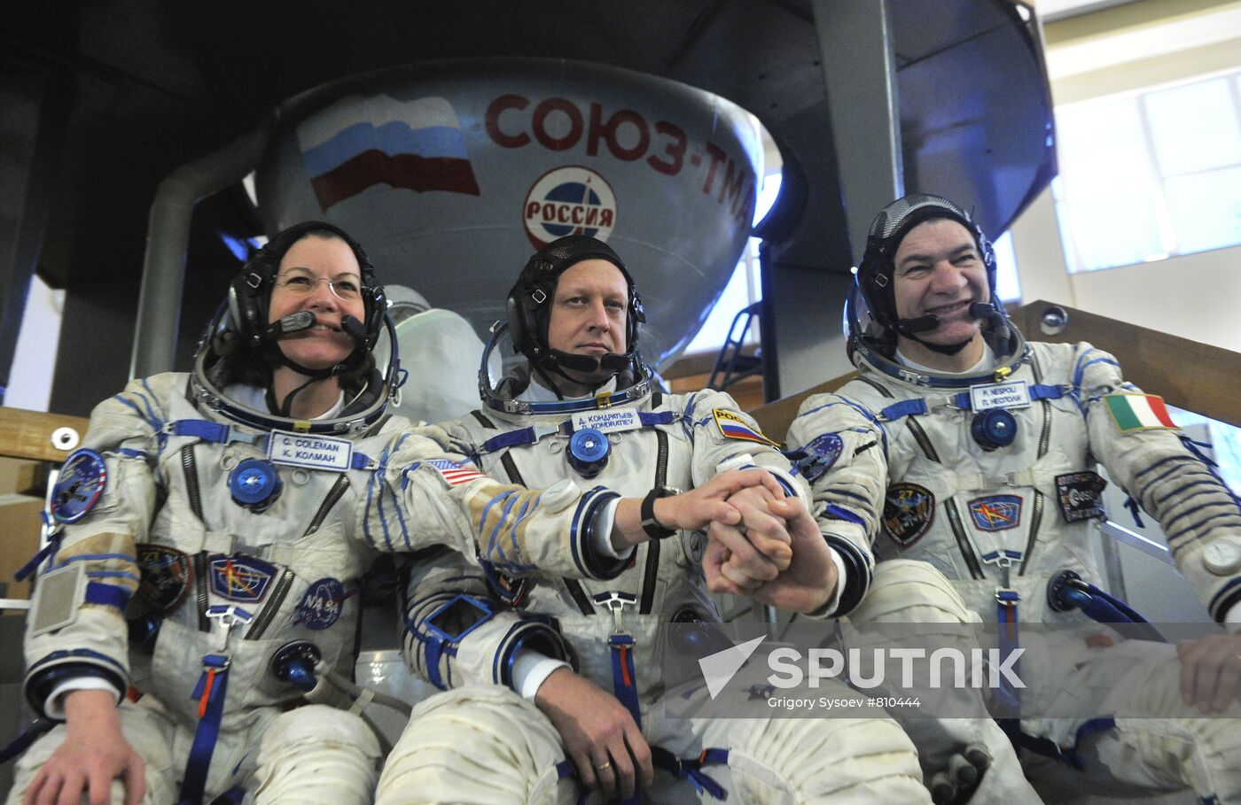 Crews of ISS Expeditions 26 and 27 in training