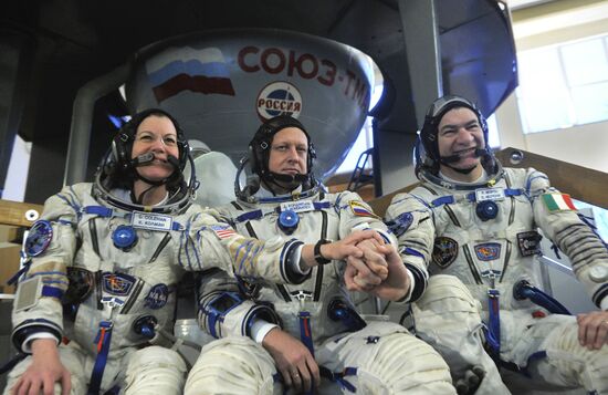 Crews of ISS Expeditions 26 and 27 in training