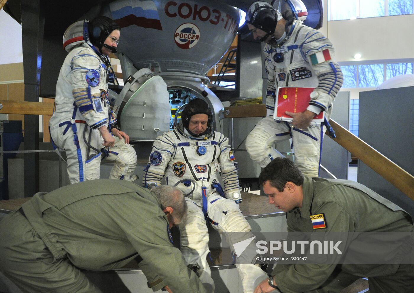 Crews of ISS Expeditions 26 and 27 in training