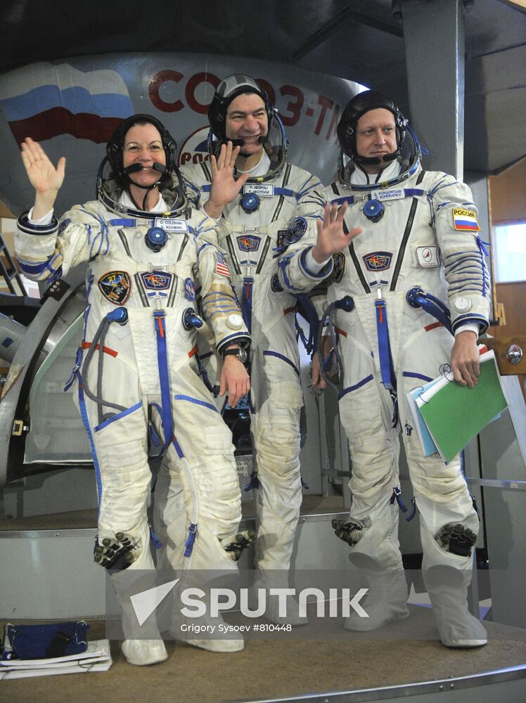 Crews of ISS Expeditions 26 and 27 in training