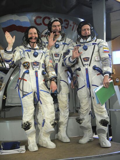 Crews of ISS Expeditions 26 and 27 in training